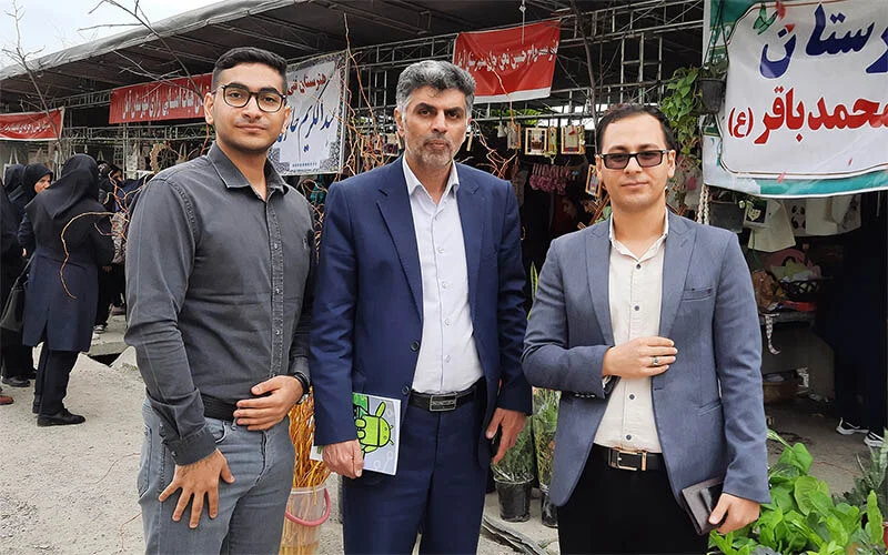 تقدیم کتاب سفر به سرزمین اندروید به استاد علیرضا اسمعیلی، توسط محمدرضا باباخانی و احمدرضا رنجبر