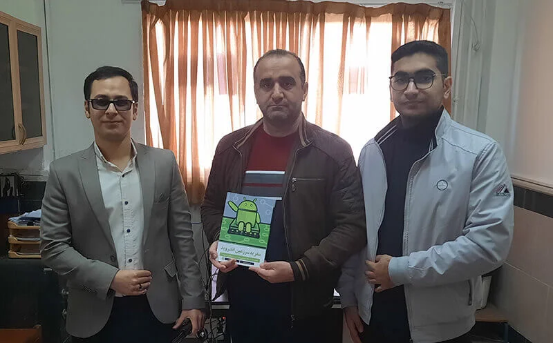 تقدیم کتاب سفر به سرزمین اندروید به کتابخانه دانشکده فنی و حرفه ای محمودآباد، توسط محمدرضا باباخانی و احمدرضا رنجبر