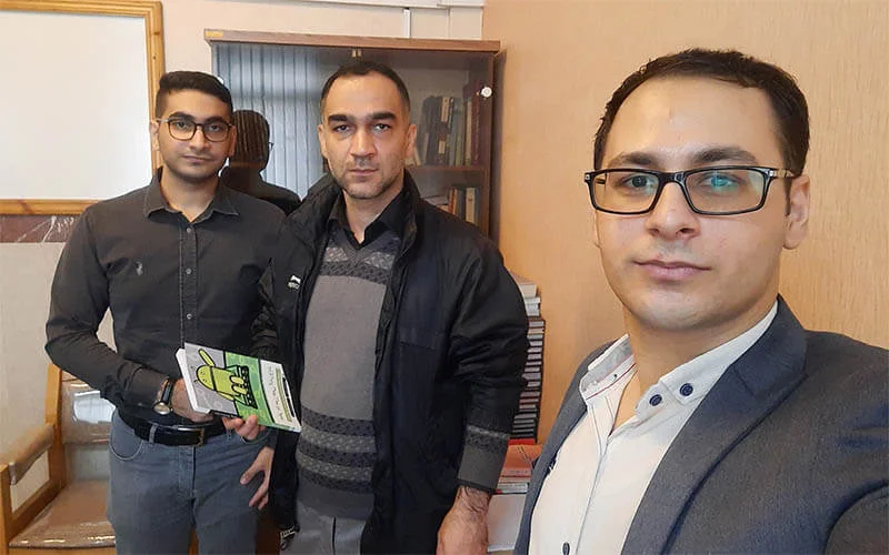 تقدیم کتاب سفر به سرزمین اندروید به دکتر بابک شیرازی، توسط محمدرضا باباخانی و احمدرضا رنجبر