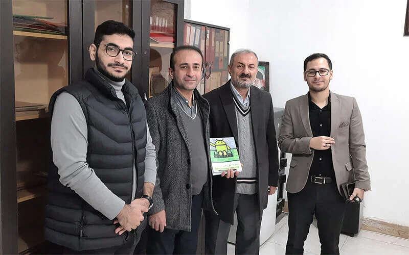 تقدیم کتاب سفر به سرزمین اندروید به دکتر جواد وحیدی، توسط محمدرضا باباخانی و احمدرضا رنجبر